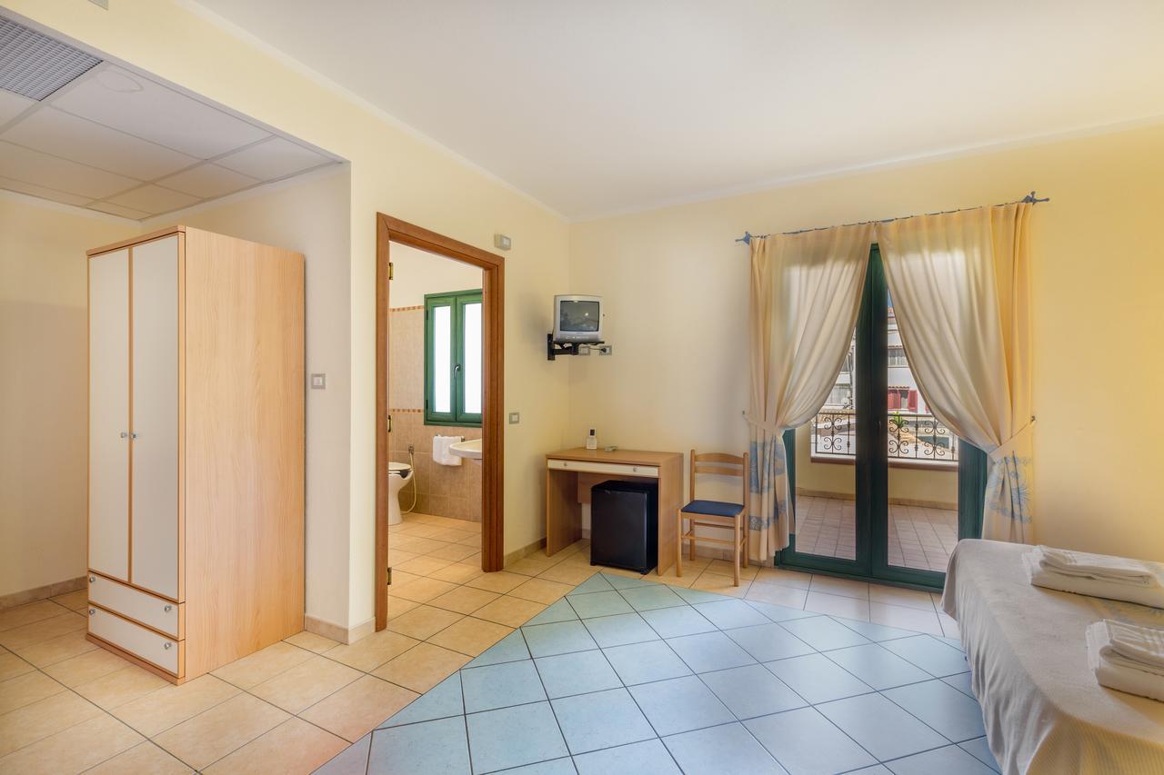 Hotel Baia Marina أروسييْ المظهر الخارجي الصورة