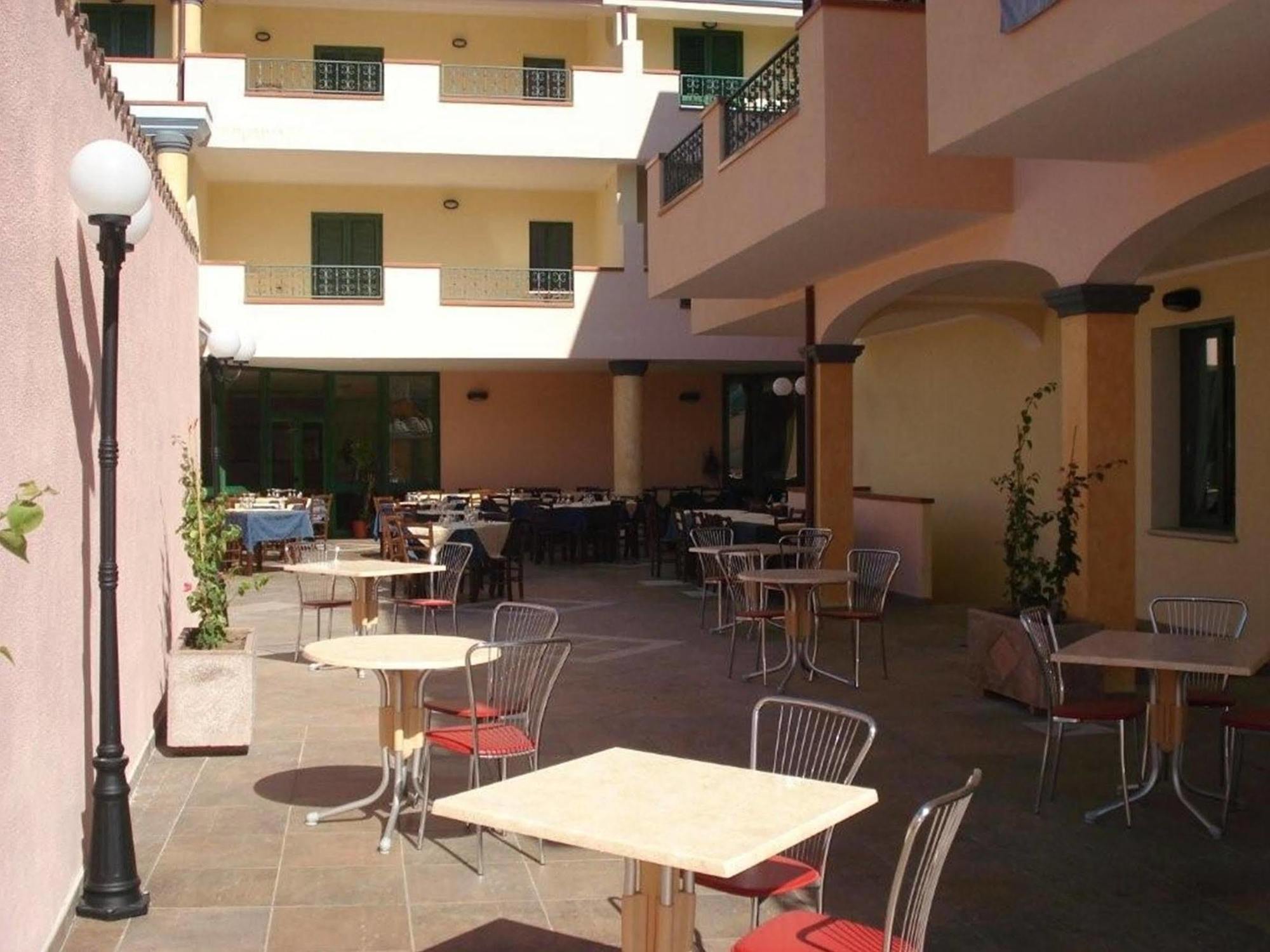 Hotel Baia Marina أروسييْ المطعم الصورة